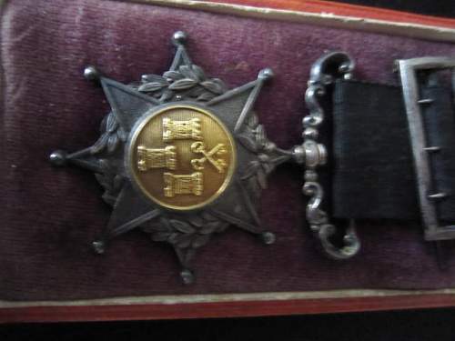 Possible Spanish Medal Identifacation help needed!!