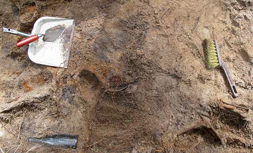 German porcelain fragments  and makers marks on other items  from conflict archaeology excavation in Finland