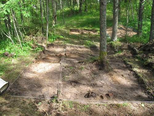 German porcelain fragments  and makers marks on other items  from conflict archaeology excavation in Finland