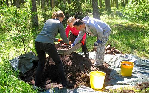 German porcelain fragments  and makers marks on other items  from conflict archaeology excavation in Finland