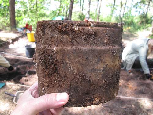 German porcelain fragments  and makers marks on other items  from conflict archaeology excavation in Finland