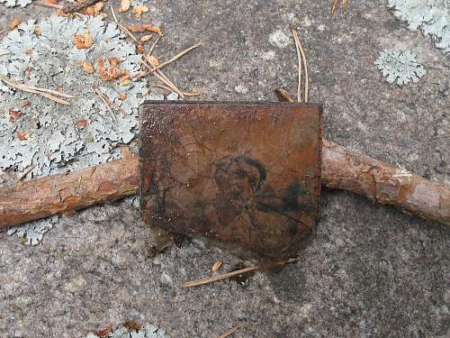 German porcelain fragments  and makers marks on other items  from conflict archaeology excavation in Finland