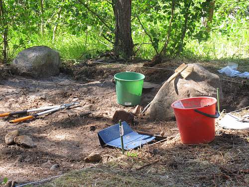 German porcelain fragments  and makers marks on other items  from conflict archaeology excavation in Finland