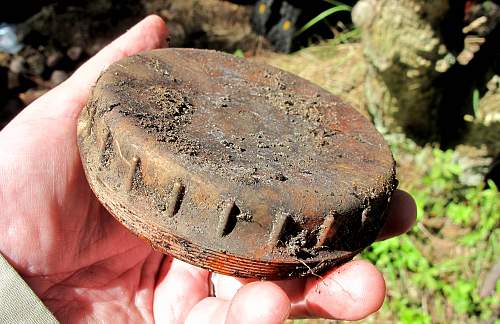 German porcelain fragments  and makers marks on other items  from conflict archaeology excavation in Finland