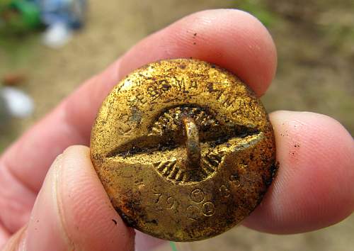 German porcelain fragments  and makers marks on other items  from conflict archaeology excavation in Finland