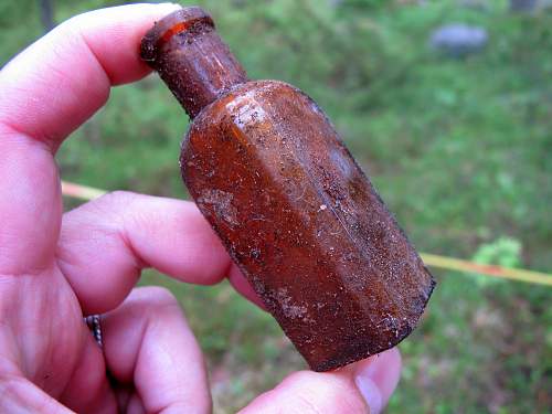 German porcelain fragments  and makers marks on other items  from conflict archaeology excavation in Finland