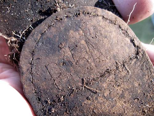 German porcelain fragments  and makers marks on other items  from conflict archaeology excavation in Finland