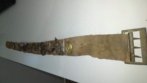 WW2 Australian/New Zealand RAAF badges on a belt!