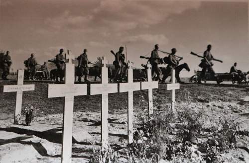 &quot;I once had a comrade&quot;. Photos of graves of German soldiers.