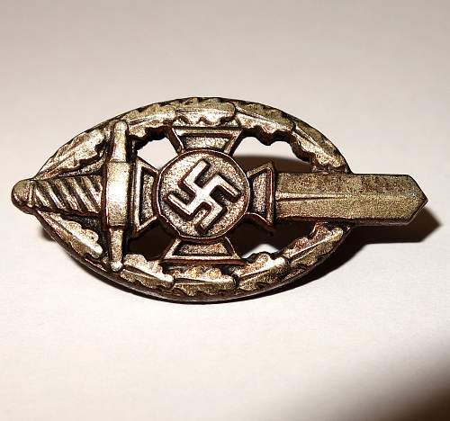 NSKOV badge maker marked Deschler und Sohn