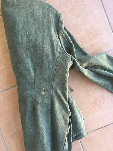 WWII Waffen-SS Elite M40 Götz von Berlichingen &amp; M43 Signal Corps Tunics complete with Insignia (Authentic or Fake?) Help?