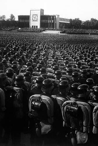 The German Stahlhelm (period photos)