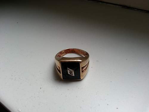 Gold/black ring